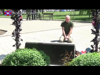 a prisoner of the armed forces of ukraine knelt before the teen of donbass killed by ukraine