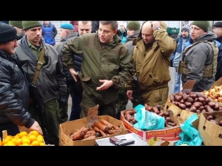 zakharchenko checked the scales on the market of donetsk with a pistol